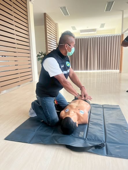 วันที่ ๑๓ - ๑๔ มกราคม ๒๕๖๙ 🚑
นายกฤษณะ ชนะสิทธิ์ นายกเทศมนตรีตำบลเขาหัวช้าง
ได้มอบหมาย ให้ พนักงานกู้ชีพกู้ภัย ได้เข้าฝึกอบรม
เพิ่มศักยภาพให้แก่พนักงานประจำรถกู้ชีพกู้ภัยได้มีความรู้ด้านการปฐมพยาบาลขั้นพื้นฐาน เพื่อนำไปปฏิบัติงานการให้ความช่วยเหลือผู้ประสบภัย ได้อย่างถูกต้องและมีประสิทธิภาพ และการใช้อุปกรณ์เครื่องมือในการ ปฐมพยาบาลเบื้องต้น ได้ถูกต้องและถูกวิธี