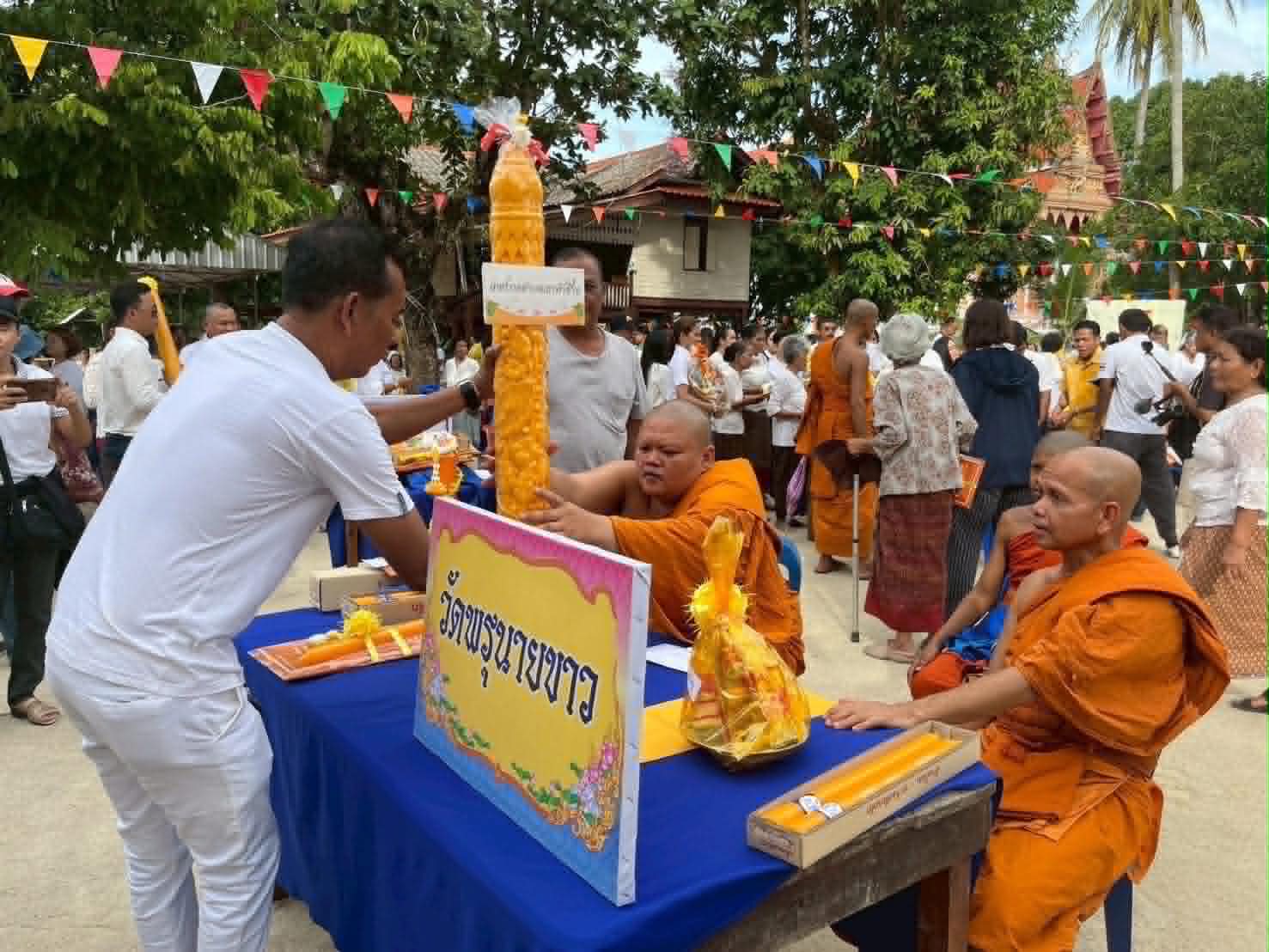 วันที่ ๑๑ กรกฎาคม ๒๕๖๘ นายกฤษณะ ชนะสิทธิ์ นายกเทศมนตรีตำบลเขาหัวช้าง มอบหมายให้ นางสาวมาริษา บุญรุ่ง เลขานุการนายกเทศมนตรีฯ พร้อมด้วย หัวหน้าส่วนราชการ และพนักงาน ร่วมขบวนแห่และถวายเทียนพรรษา-ผ้าอาบน้ำฝน แก่พระภิกษุสงฆ์ในวันเข้าพรรษา เพื่อสืบสานและอนุรักษ์ประเพณีไทย ณ วัดตะโหมด อำเภอตะโหมด จังหวัดพัทลุง